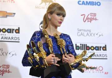 taylor swift leads at billboard music awards