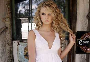 taylor swift sparks rumours of dating glee star chord overstreet