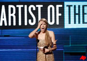 taylor swift wins 3 trophies at amas