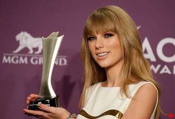 taylor swift wins acm entertainer of the year