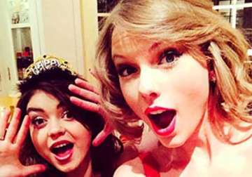 taylore swift is humble in real life says sarah hyland