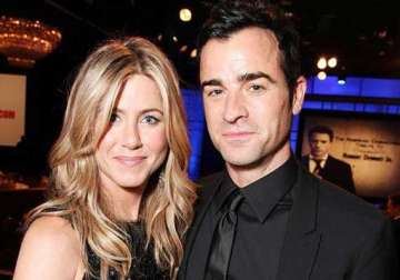 theroux wants aniston to invite her mom for wedding