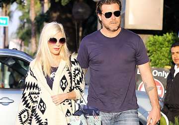 tori spelling gets a ring by husband dean mcdermottfor their eighth anniversary