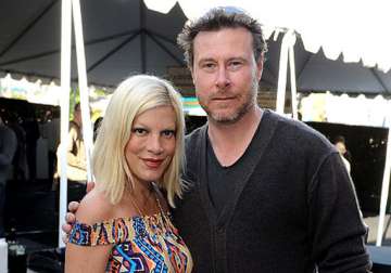 tori spelling announces she s expecting her fourth child