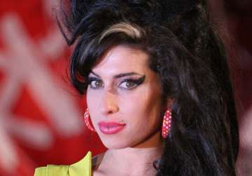 winehouse portrait unveiled in london