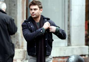 zac efron uses straw to drink soup