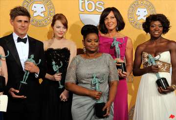 the help dujardin win at lively sag awards