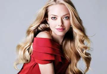 curious case of amanda seyfried follows tweets about herself