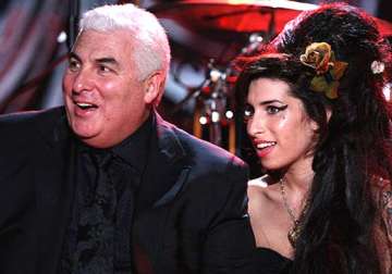 late amy winehouse still speaks to her dad