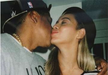 jay z kisses and makes up with beyonce