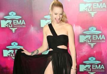 iggy azalea doesn t care about wardrobe malfunction see pics