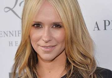 jennifer love hewitt flaunts blonde locks