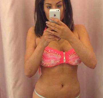 jessica wright shows curves in a hot selfie see pics