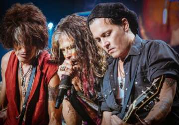 johnny depp performs with aerosmith