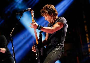 keith urban s concert leaves fans hospitalized
