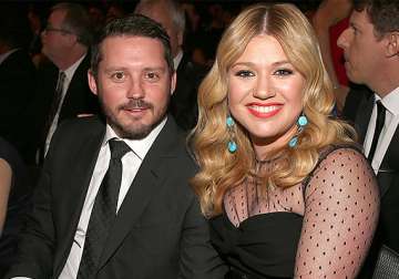 kelly clarkson gives birth to baby girl