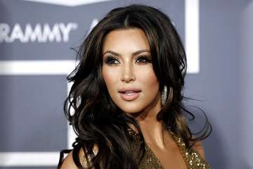 kim kardashian asks for help after terrible wardrobe malfunction