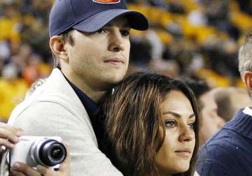 mila kunis ashton kutcher cuddle up