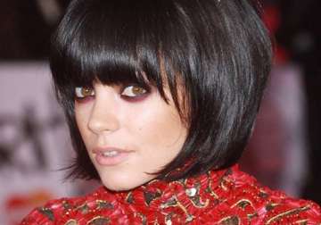 lily allen hides when her songs play in pubs