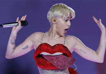 viewers snub miley cyrus bangerz tour tv special