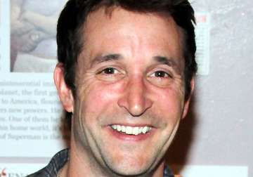 noah wyle puts on show is charm sends flowers to stranger