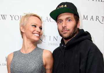 no mood to divorce pamela anderson withdraws her plea for separation from rick solomon