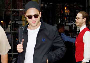 robert pattinson flirts with multiple girls