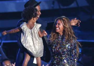 mtv music awards jay z and blue ivy join beyonce for performance see pics