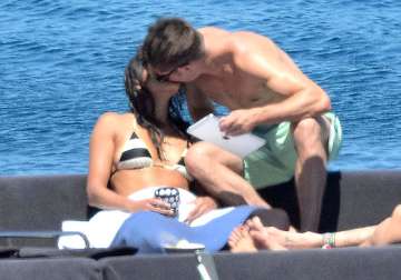 zac efron clicked kissing michelle rodriguez