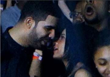 zoe kravitz drake caught making out at beyonce concert see pics