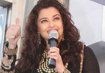 aishwarya rai bachchan is back in her sizzling avatar stuns all at kalyan jewellers event see pics