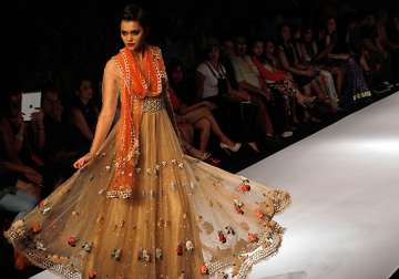 arjun khanna unveils new collection at lakme fashion week