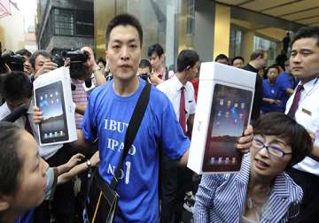 20 000 chinese students in debt over pursuit for apple devices