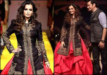 dia mirza glams up the ramp at ibfw view collection