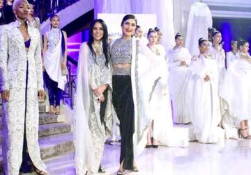 lakme fashion week 2015 grand finale shifted at last moment after mns threat