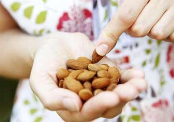 eating almonds decreases belly fat
