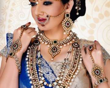 now rent expensive jewellery from online library