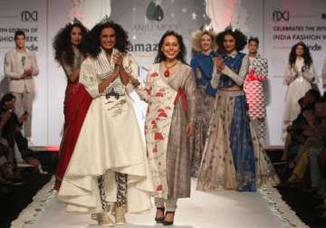 india fashion week 2015 anju modi brings fantasy world on runway