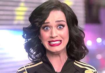 katy perry suffering from knee pain