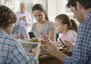 smartphone use at meal time ruins parent child bond