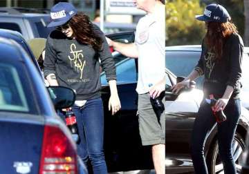 too tight saga kristen stewart finds difficult to bend in skinny jeans view pics