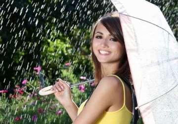 protect your hair from monsoon humidity