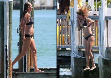 sexy uma thurman shows she has still got it with her latest beach outing see pics