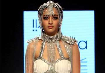rina dhaka wants akshara haasan to walk ramp for bridal show