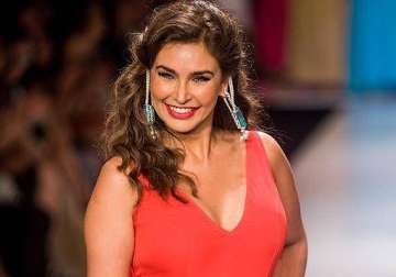 pune fashion week 2014 lisa ray to glam up the event