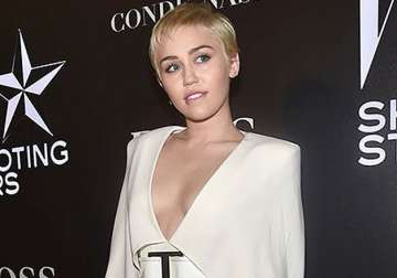 miley cyrus praises campaign featuring gay couple