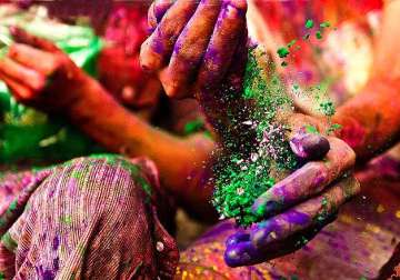 nail it on holi six easy tips to protect your nails from colours