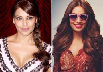 bipasha basu looks stunning in farrah fawcett hair style