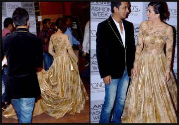 karisma dazzles in gold for vikram phadnis at lfw view pics