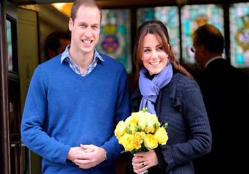 kate middleton goes into labour admitted to hospital